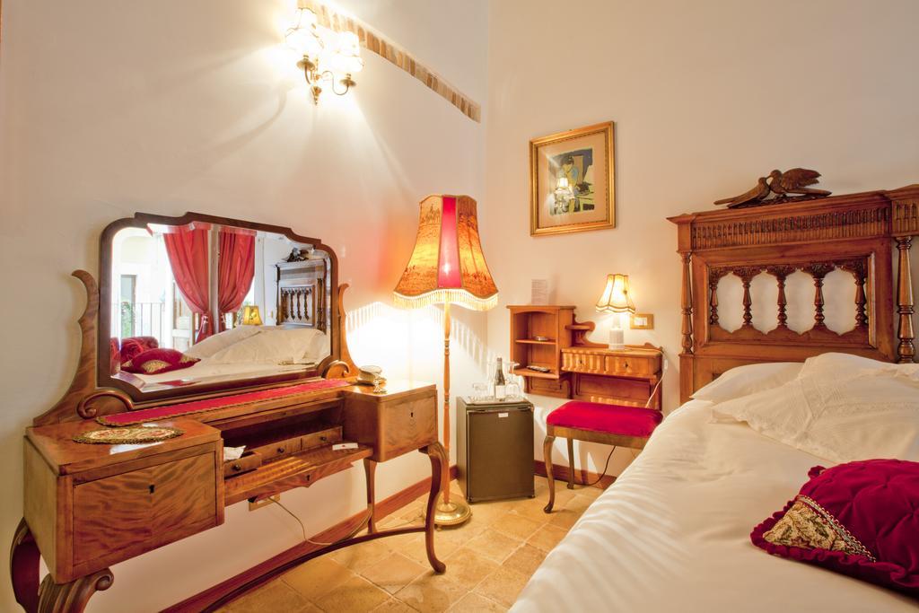 B&B Il Marchese Del Grillo Σουλμόνα Δωμάτιο φωτογραφία