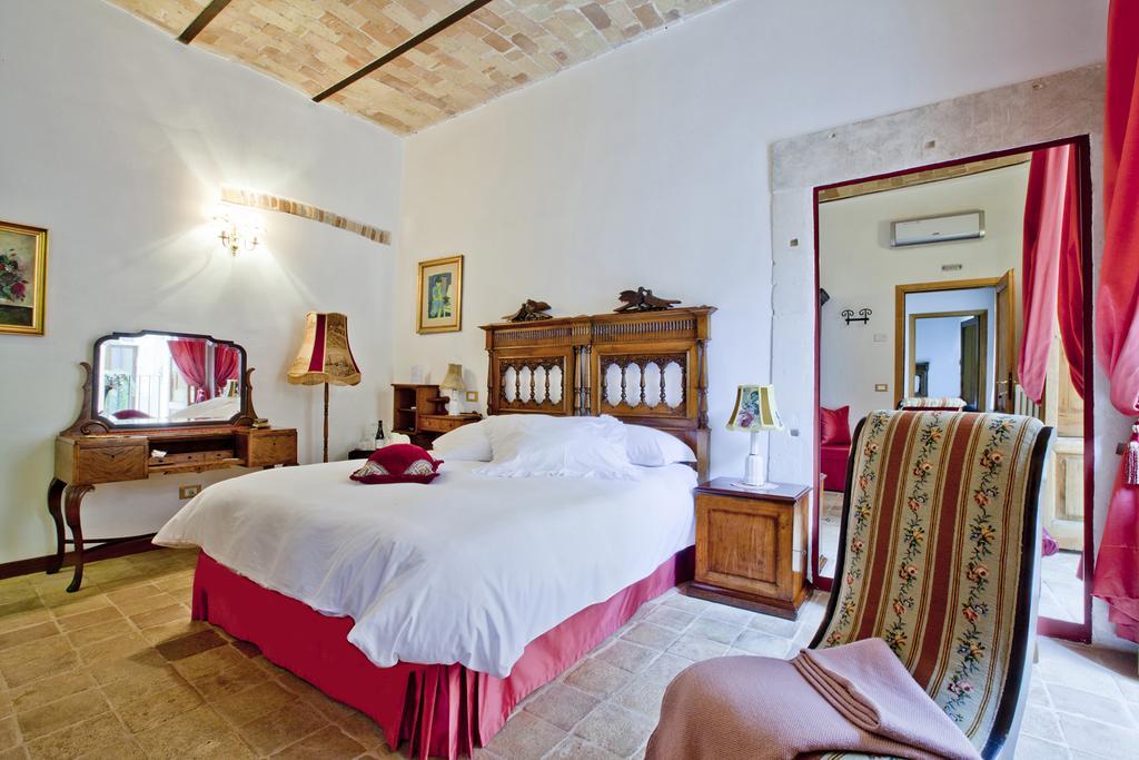 B&B Il Marchese Del Grillo Σουλμόνα Δωμάτιο φωτογραφία