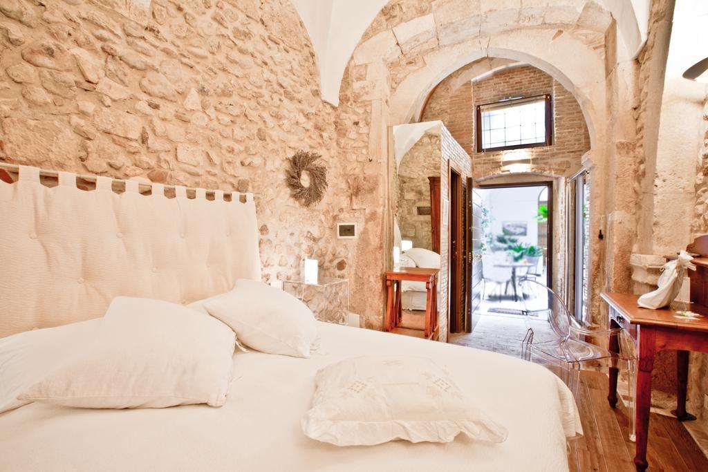 B&B Il Marchese Del Grillo Σουλμόνα Δωμάτιο φωτογραφία