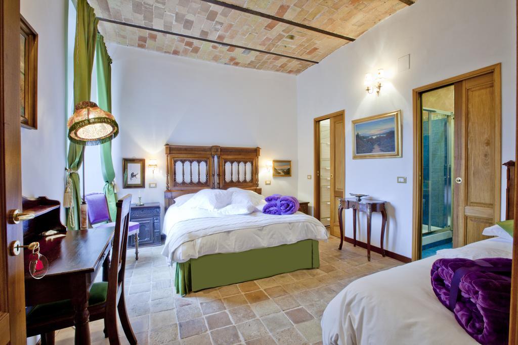 B&B Il Marchese Del Grillo Σουλμόνα Δωμάτιο φωτογραφία