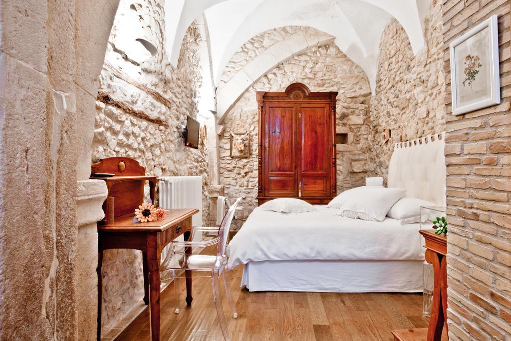 B&B Il Marchese Del Grillo Σουλμόνα Δωμάτιο φωτογραφία