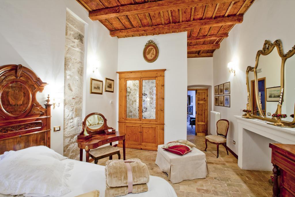 B&B Il Marchese Del Grillo Σουλμόνα Δωμάτιο φωτογραφία
