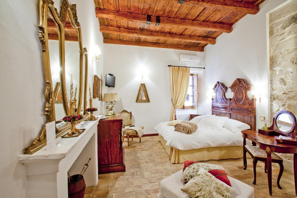 B&B Il Marchese Del Grillo Σουλμόνα Δωμάτιο φωτογραφία