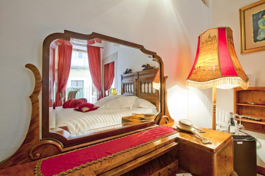 B&B Il Marchese Del Grillo Σουλμόνα Δωμάτιο φωτογραφία